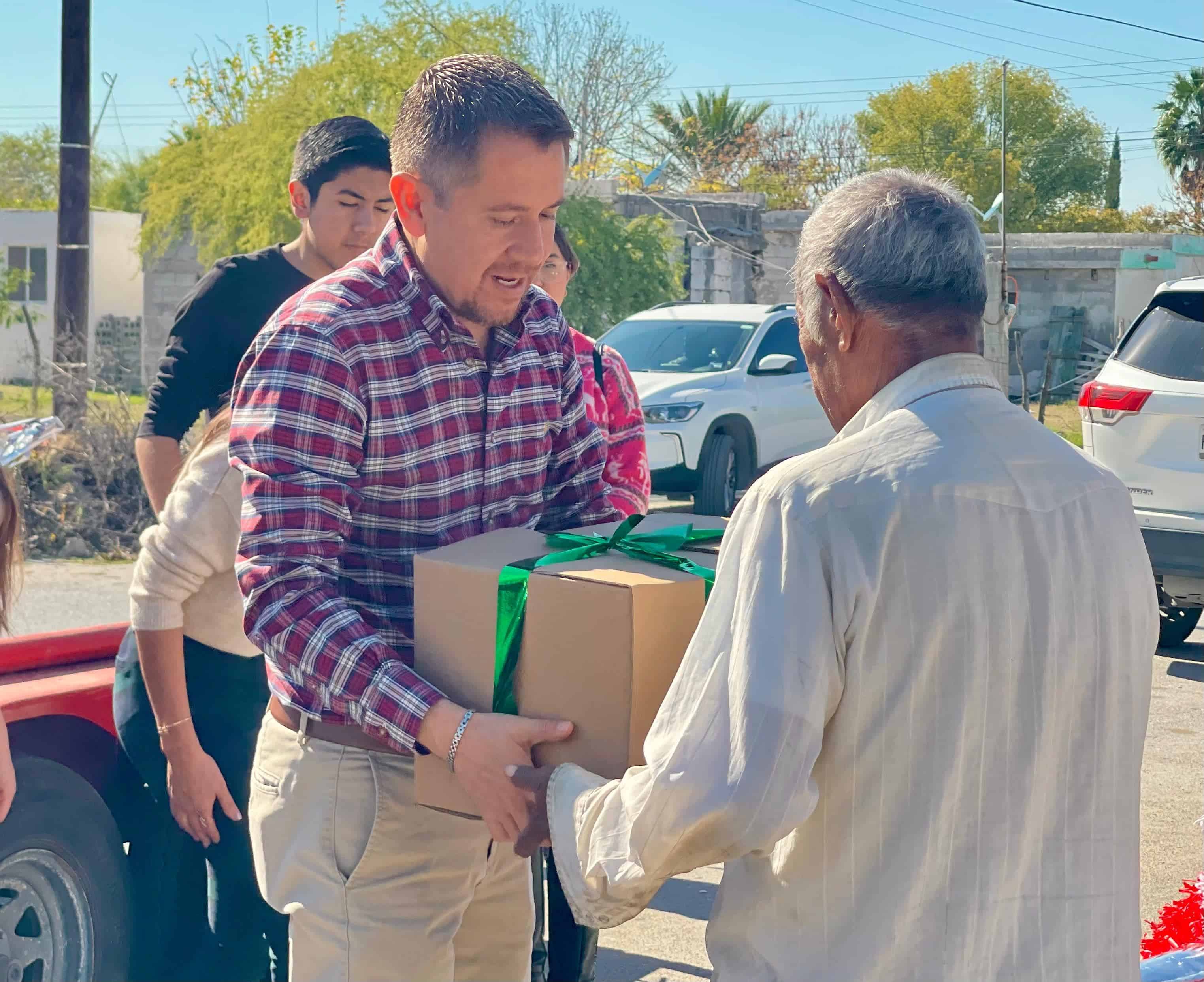 El Presidente Municipal acudió con las personas seleccionadas por representantes de Trinity a hacer la entrega de las cenas navideñas.