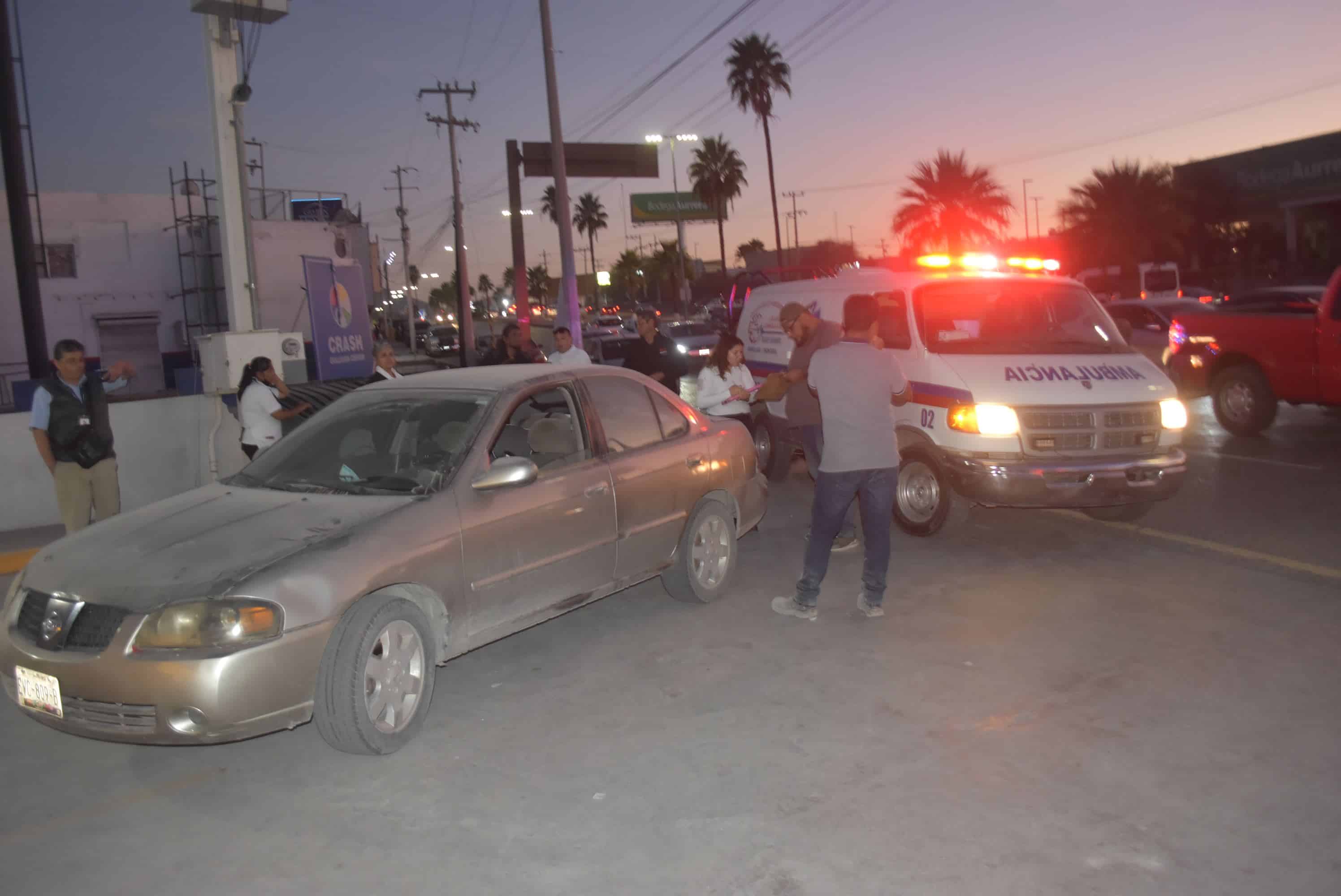 Embiste a mujer a salir de farmacia