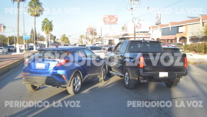 Invade carril y causa choque