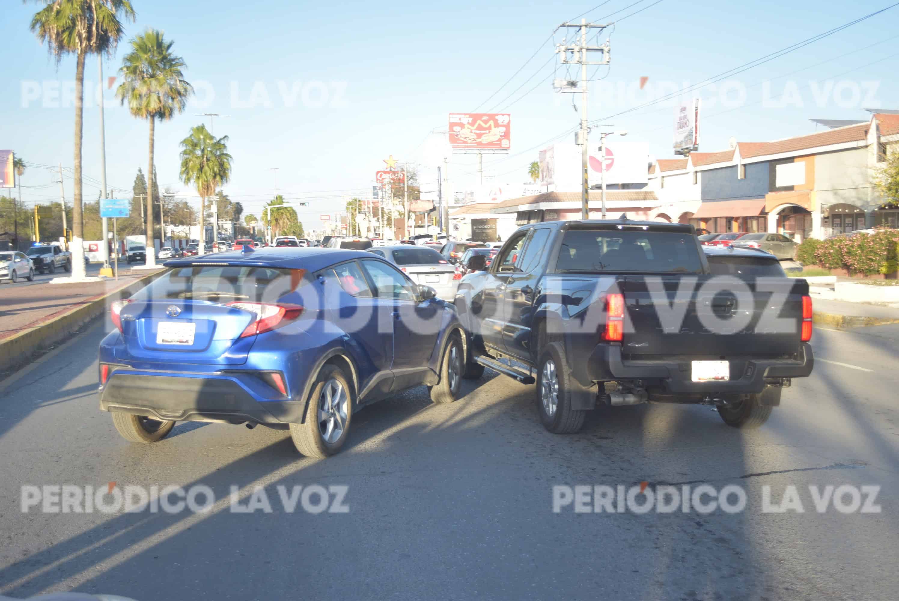 Invade carril y causa choque