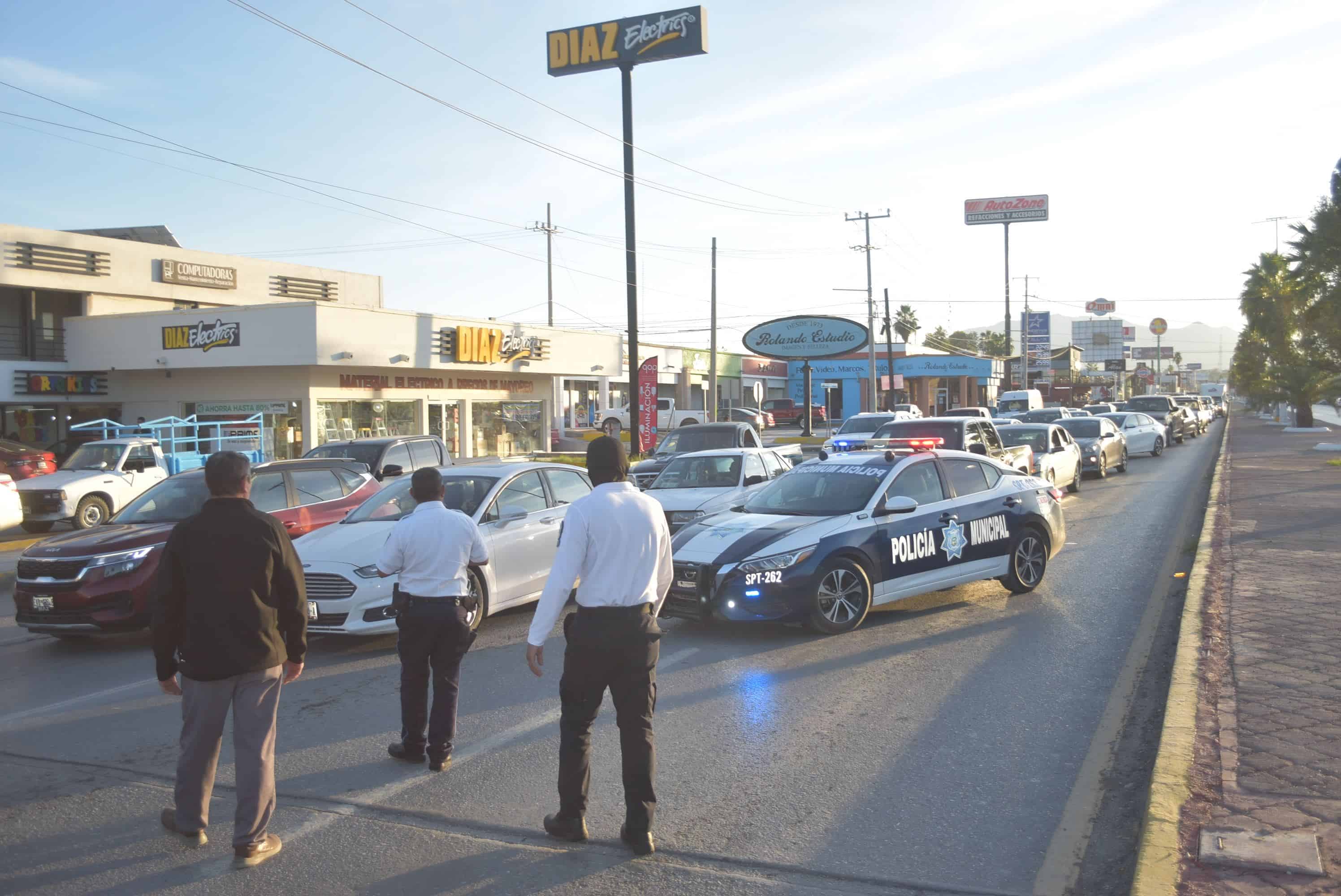 Invade carril y causa choque