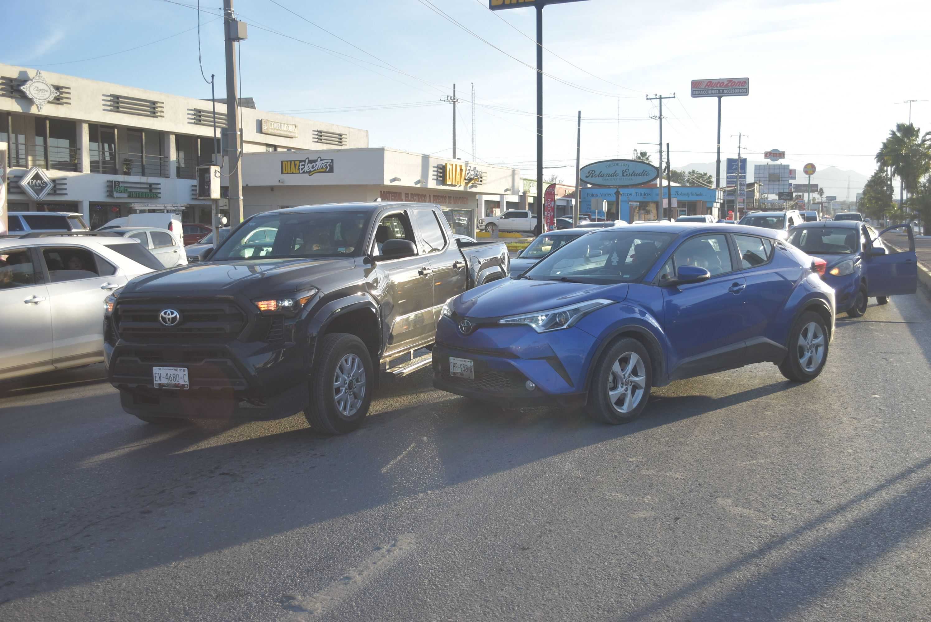 Invade carril y causa choque