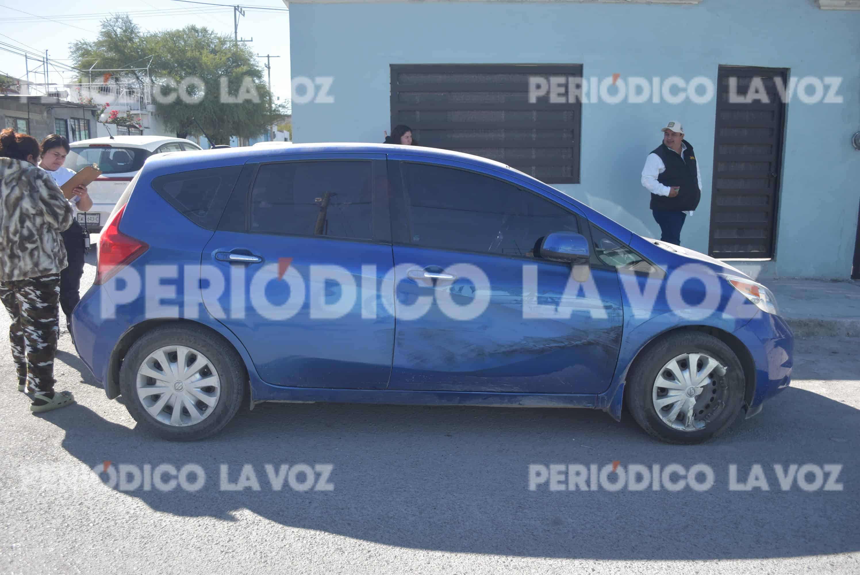 Choca auto, huye y le arreglan accidente