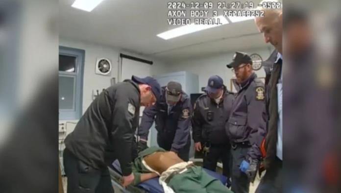 Policías de Nueva York golpean a un detenido y muere horas después