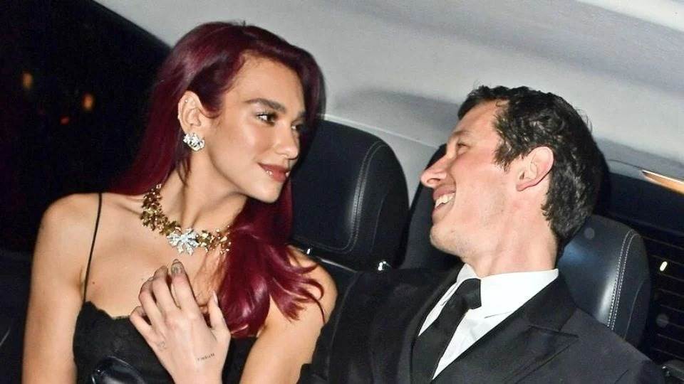Dua Lipa se compromete con su novio Callum Turner