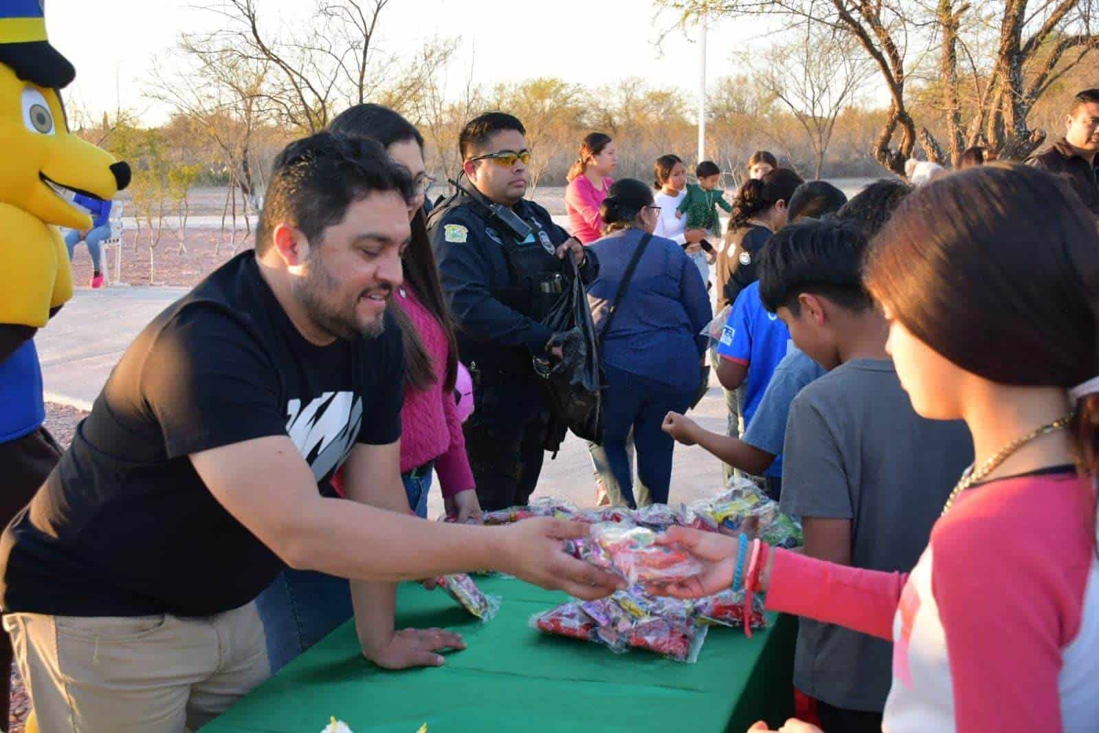 Celebran fin de año con piñatas y regalos en la colonia Nogalar