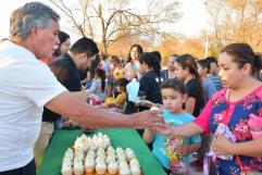 Celebran fin de año con piñatas y regalos en la colonia Nogalar