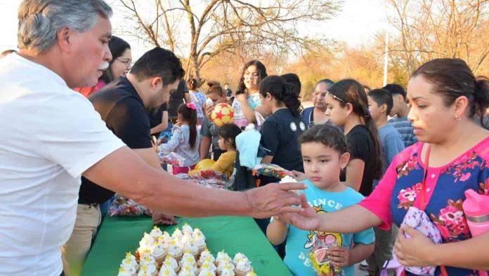 Celebran fin de año con piñatas y regalos en la colonia Nogalar