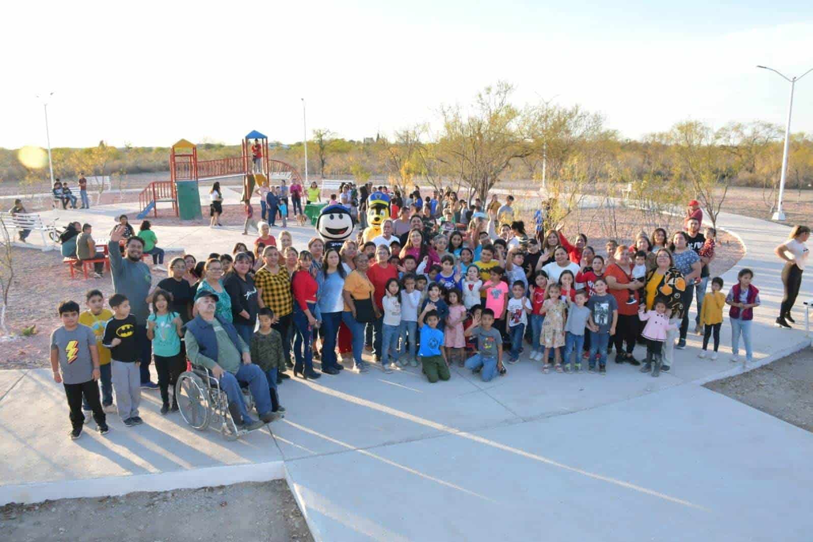 Celebran fin de año con piñatas y regalos en la colonia Nogalar