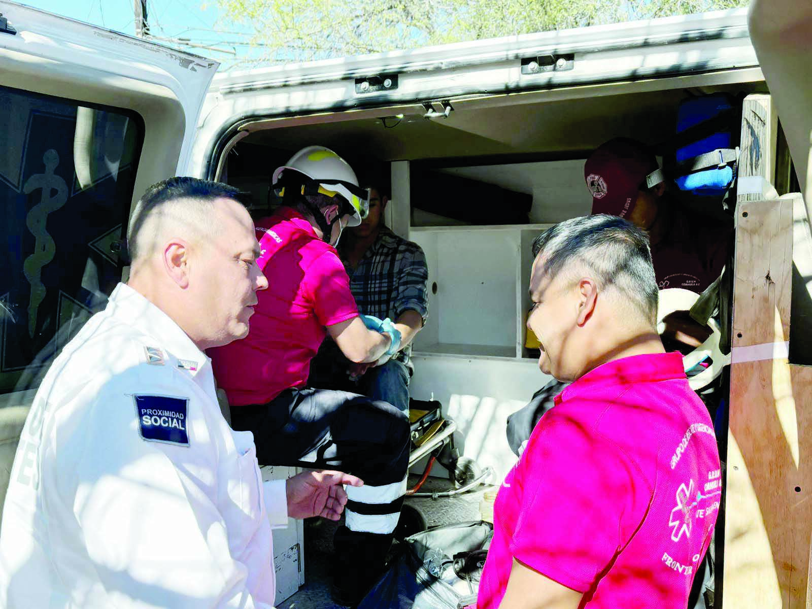 Pierde el control y choca contra poste