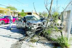 Pierde el control y choca contra poste