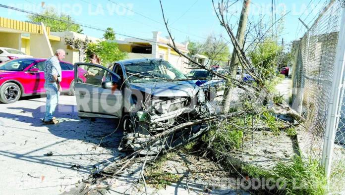 Pierde el control y choca contra poste