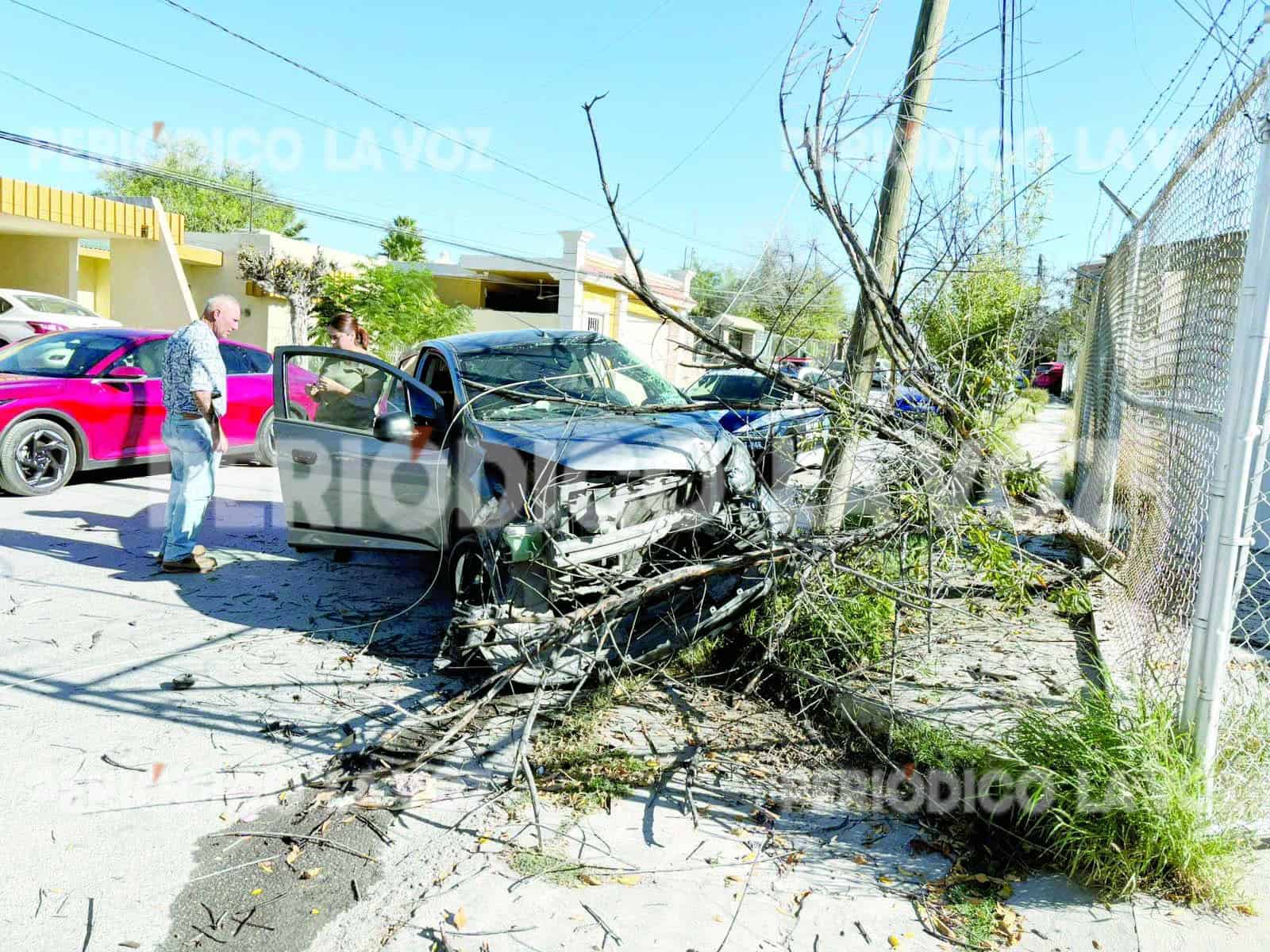 Pierde el control y choca contra poste