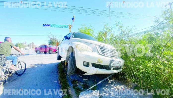 Deja abuelito auto sobre parachoques