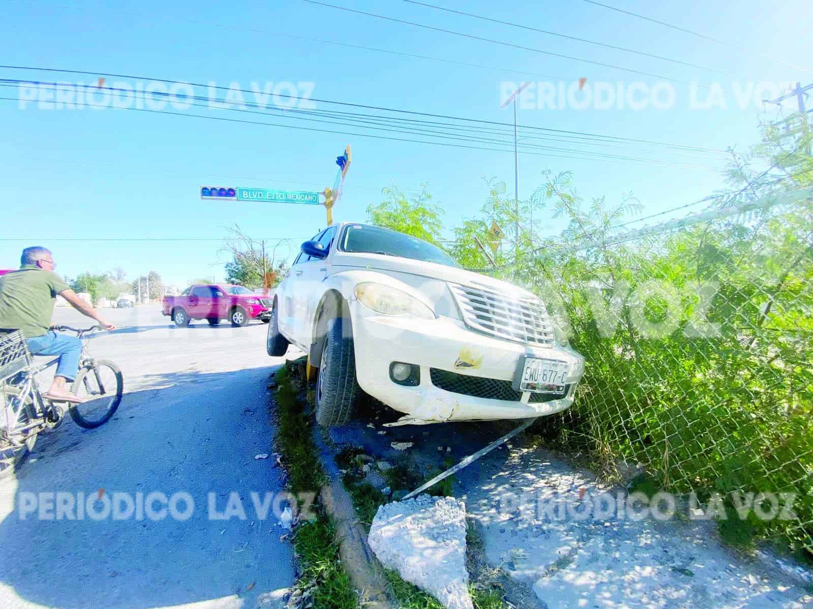 Deja abuelito auto sobre parachoques