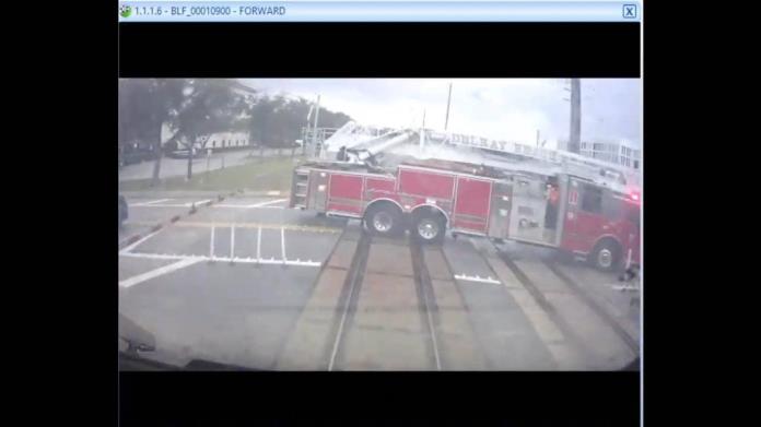 Accidente entre tren y camión de bomberos en Florida deja 15 personas heridas