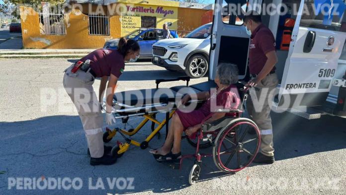 Se cae abuelita al bajar de taxi