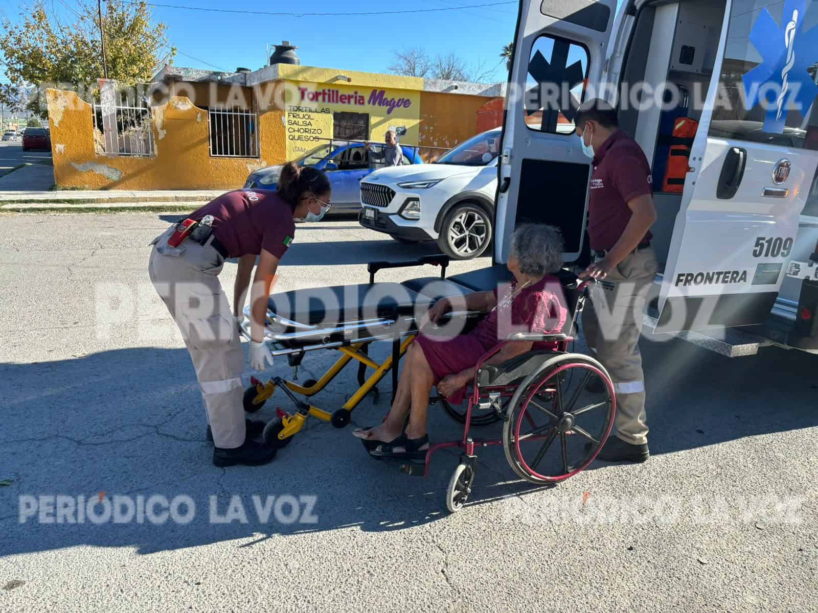 Se cae abuelita al bajar de taxi