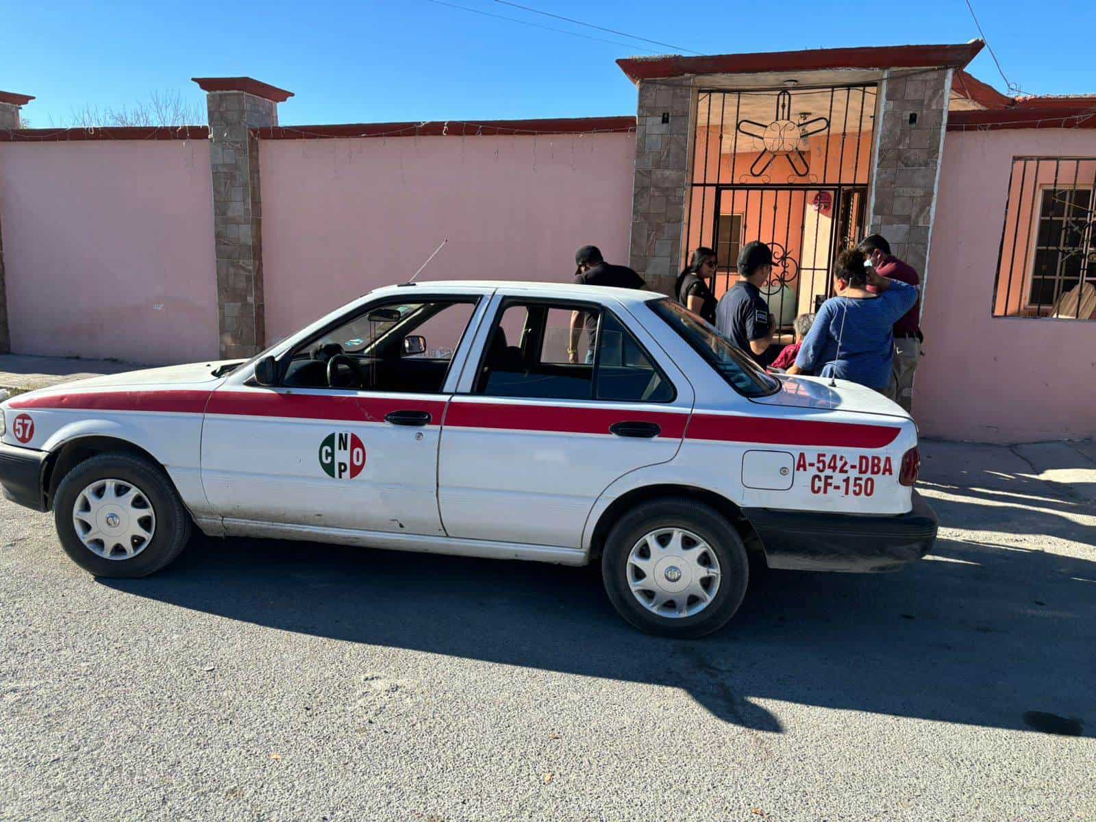 Se cae abuelita al bajar de taxi