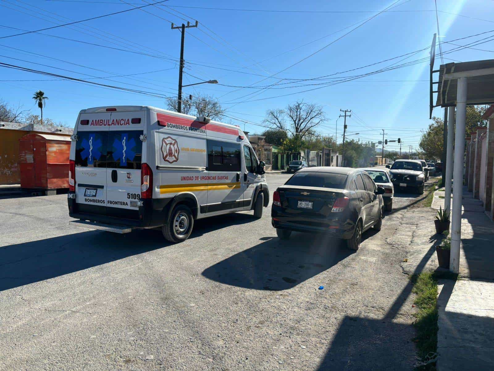 Se cae abuelita al bajar de taxi