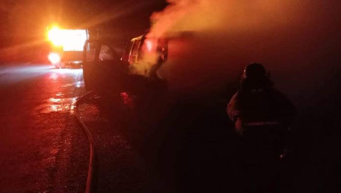 Arde auto en la carretera 57