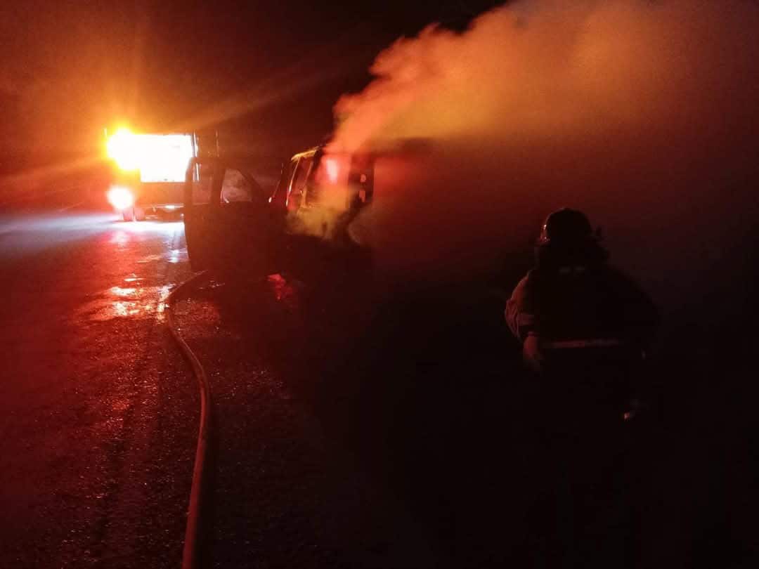 Se incendia vehiculo a un costado de la carretera federal 57.