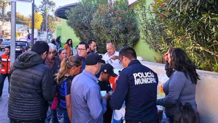 Policías llevan pan y café a hospitales a familiares de pacientes