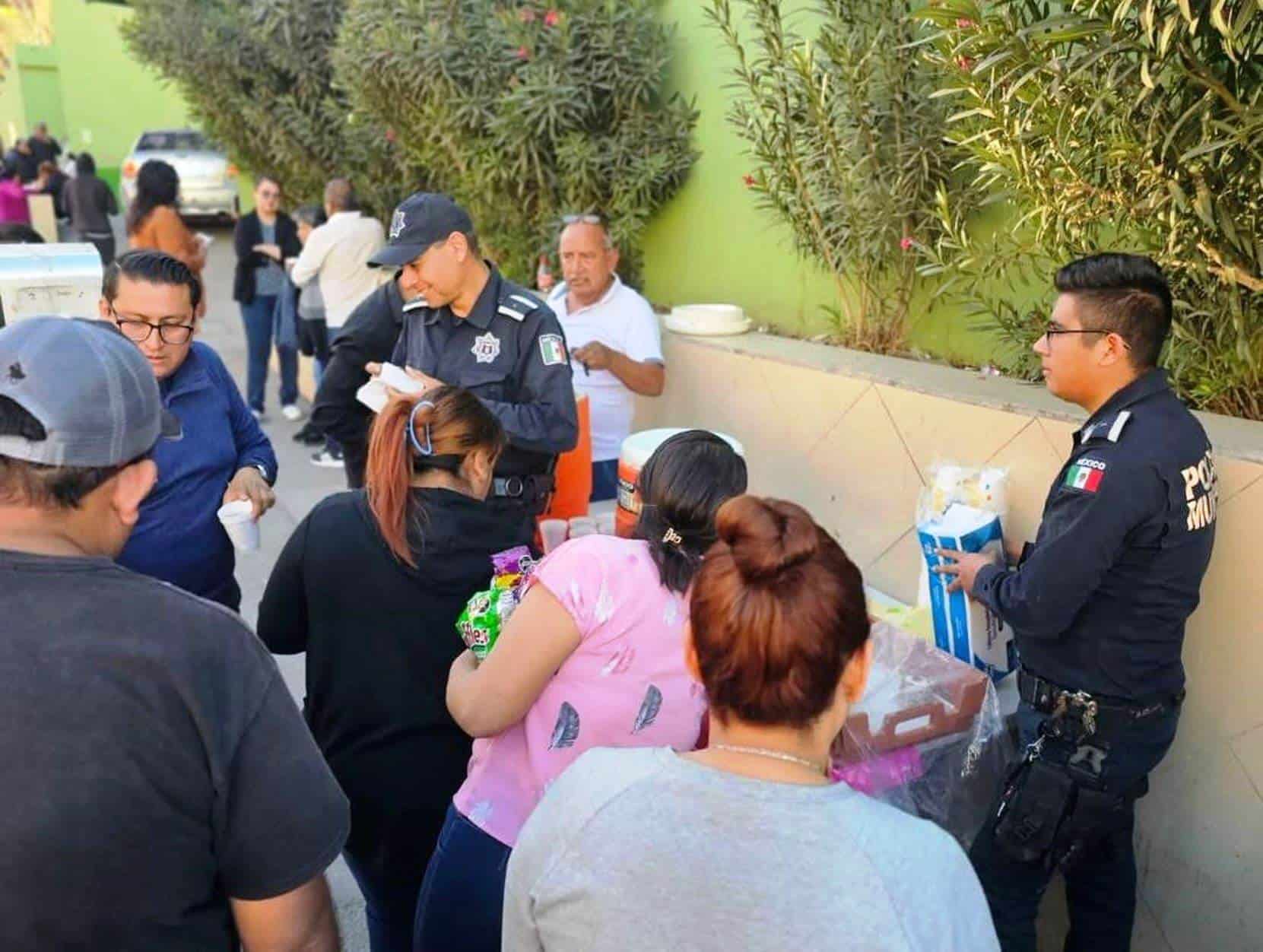 Policías llevan pan y café a hospitales a familiares de pacientes