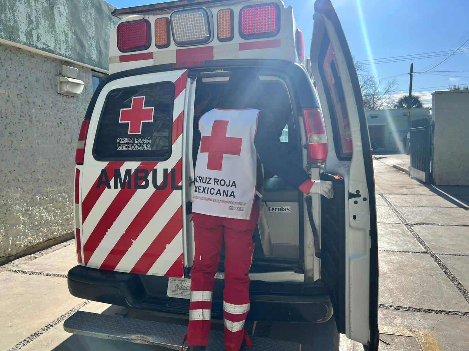 Paramédicos de la Cruz Roja auxiliaron a la fémina.