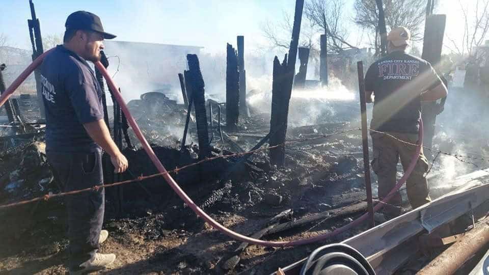 Incendio en Allende consume una vivienda por descuido con una veladora