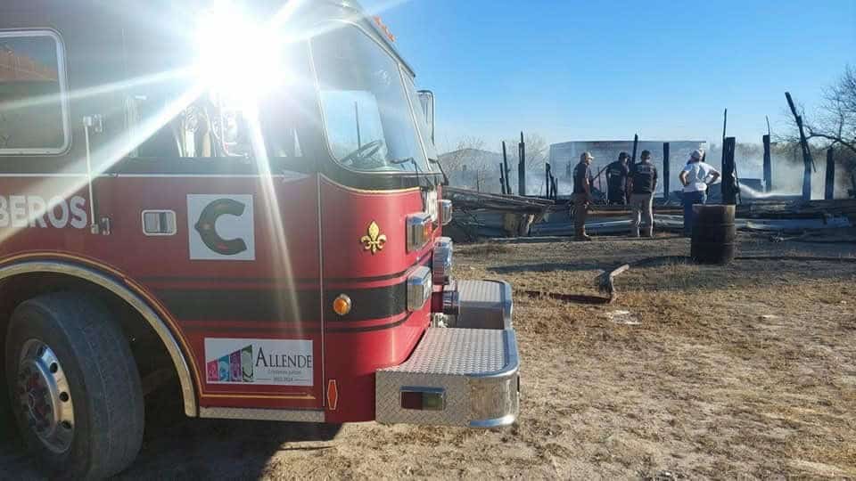 Incendio en Allende consume una vivienda por descuido con una veladora