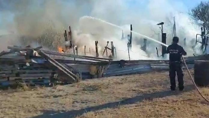 Incendio en Allende consume una vivienda por descuido con una veladora