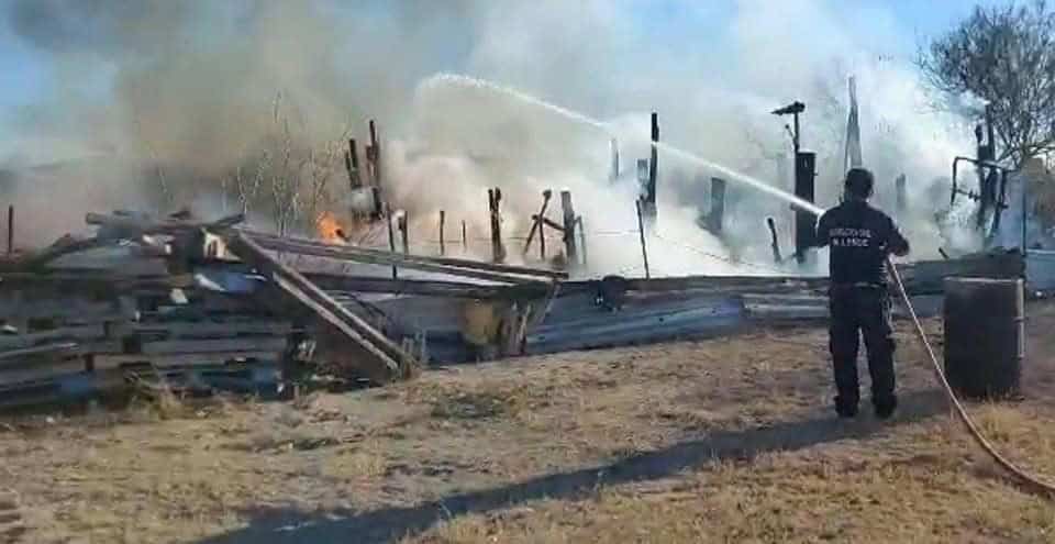 Incendio en Allende consume una vivienda por descuido con una veladora