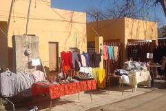 Regalan ropa a personas necesitadas en Nava