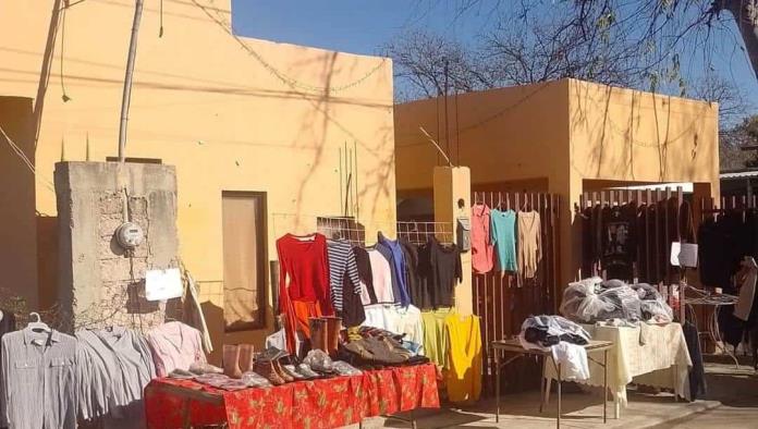 Regalan ropa a personas necesitadas en Nava