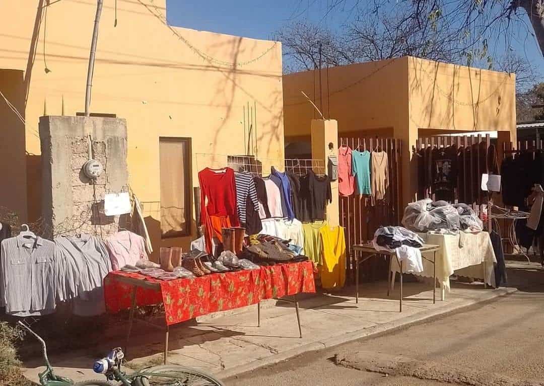 Regalan ropa a personas necesitadas en Nava