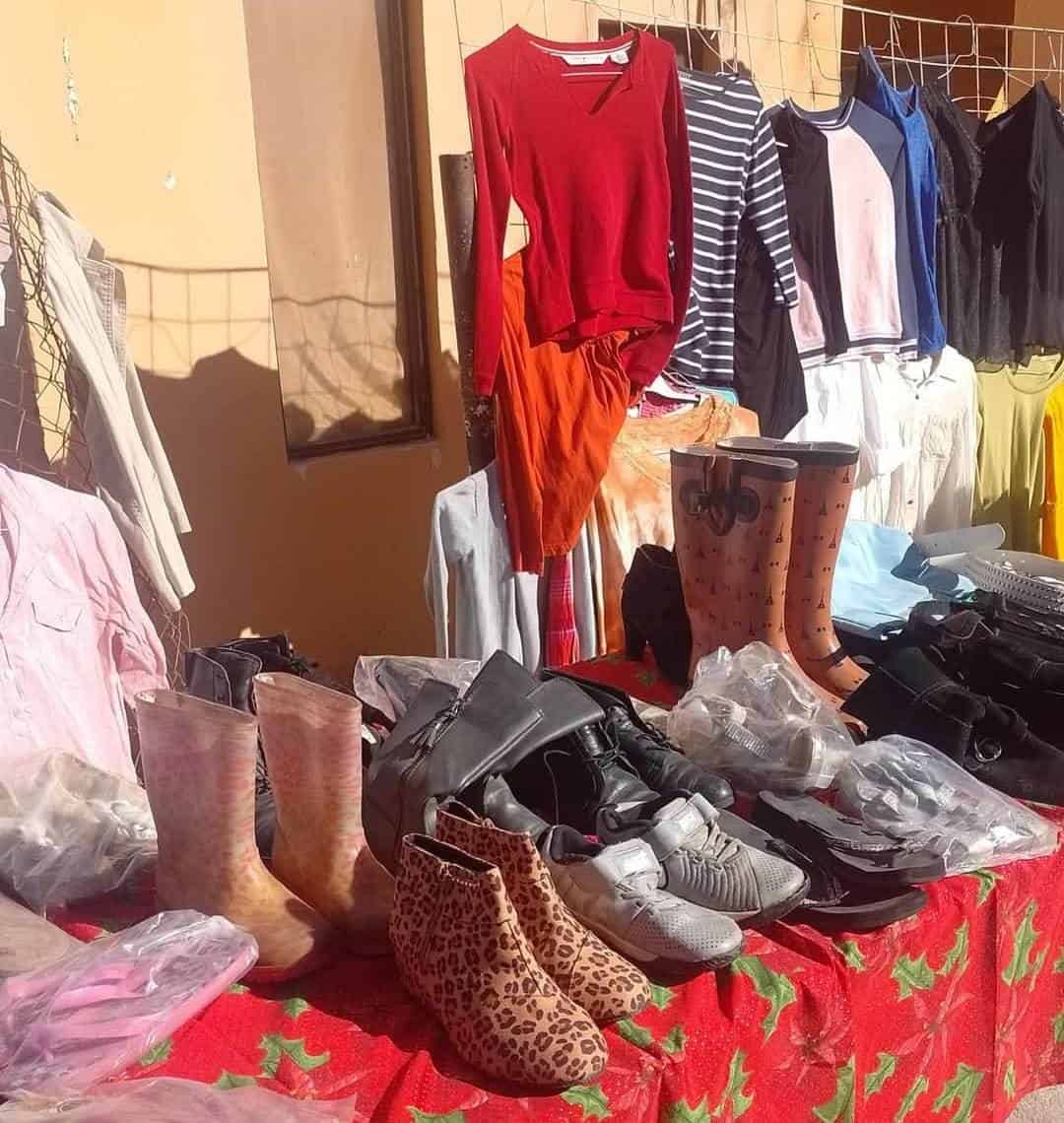 Regalan ropa a personas necesitadas en Nava