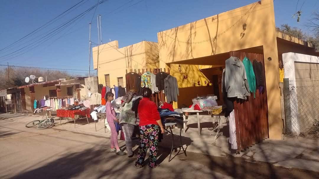 Regalan ropa a personas necesitadas en Nava