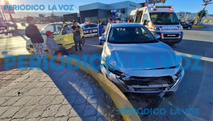 Avienta a Nissan contra camellón