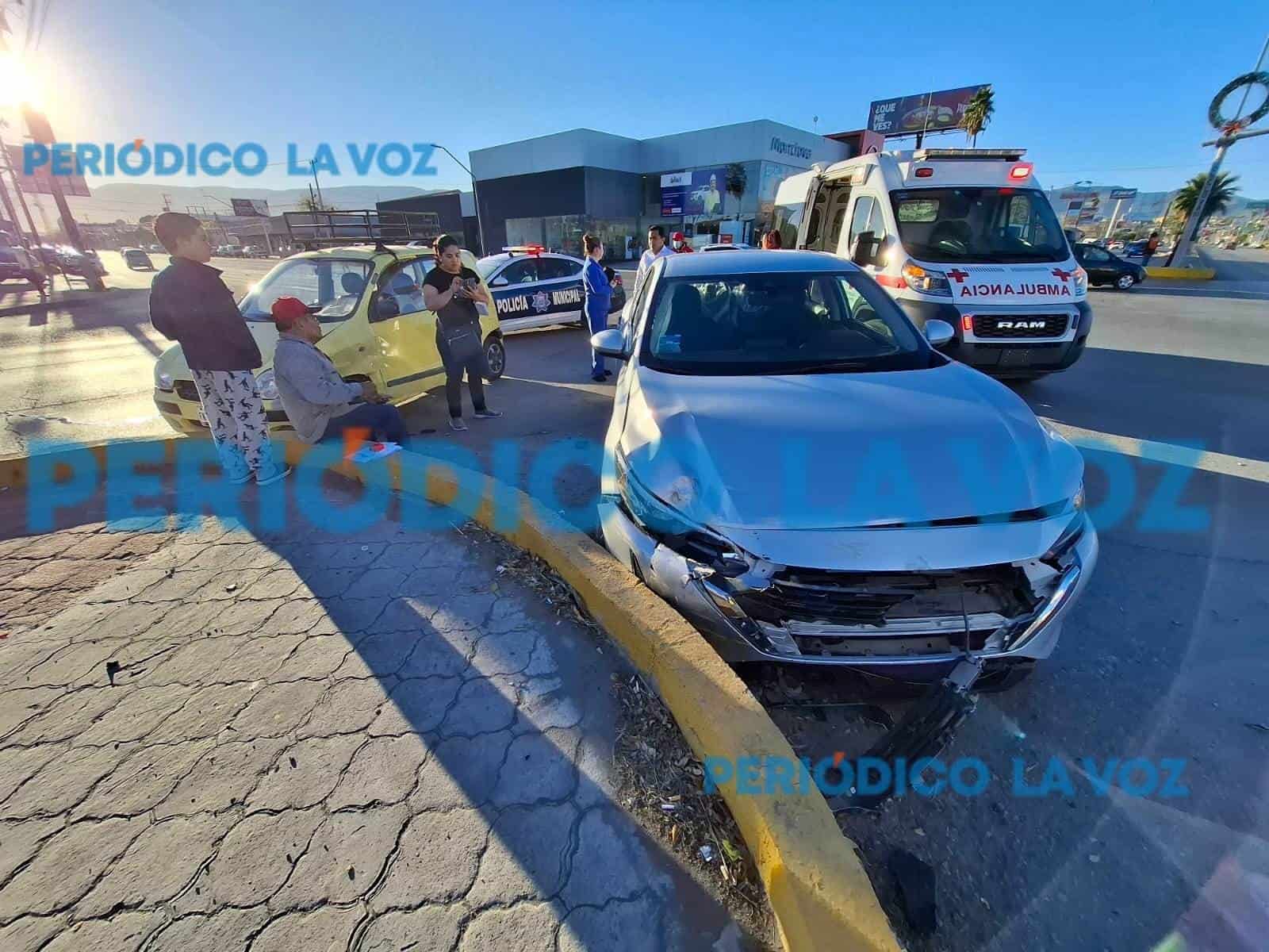 Avienta a Nissan contra camellón