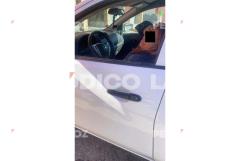 La hallan dormida dentro de automóvil