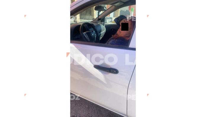 La hallan dormida dentro de automóvil