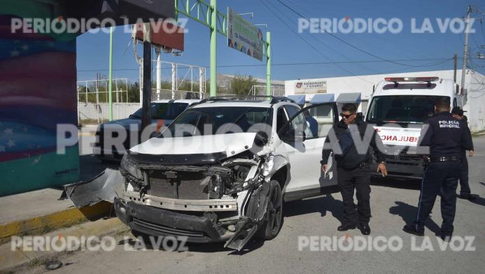 Se ´embarra´ en poste por culpa de ´la tóxica´