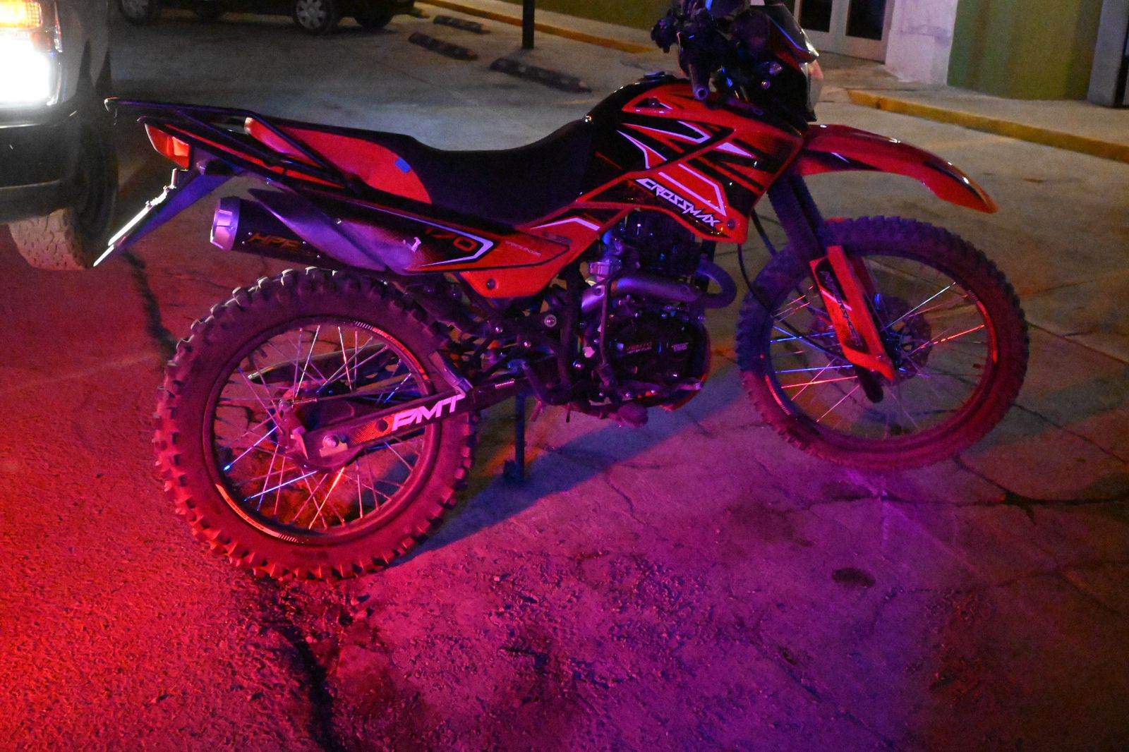 Se lleva de encuentro a motociclista