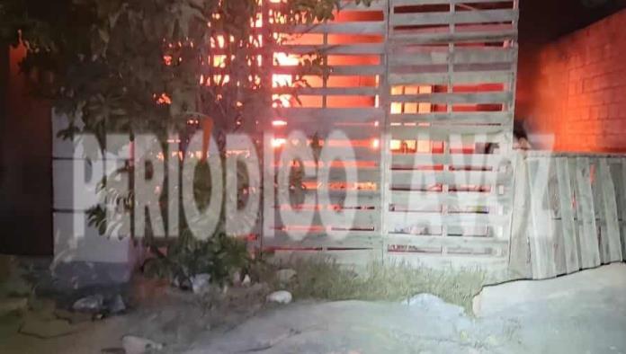 Fuego devora vivienda