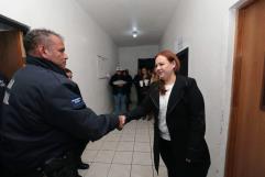 Visita alcaldesa a policías y bomberos