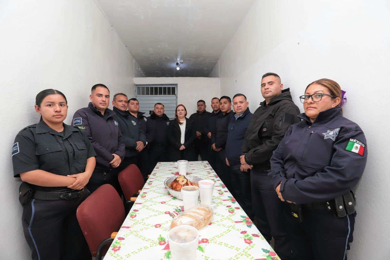 Visita alcaldesa a policías y bomberos