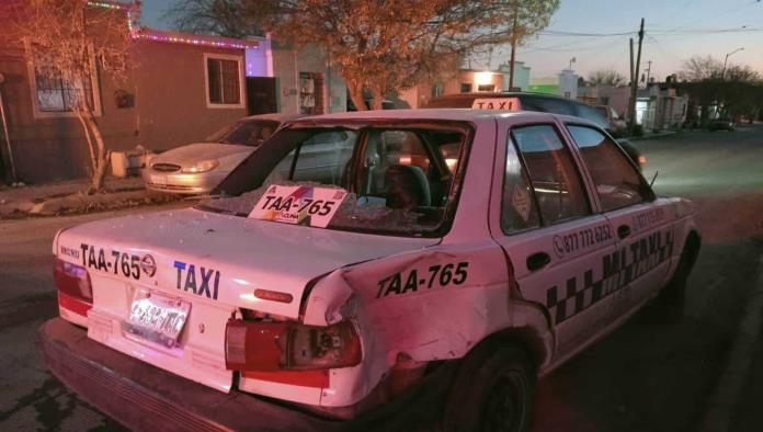 Taxi Se Lleva a Motocicleta  en la calle Aragón de Ciudad Acuña