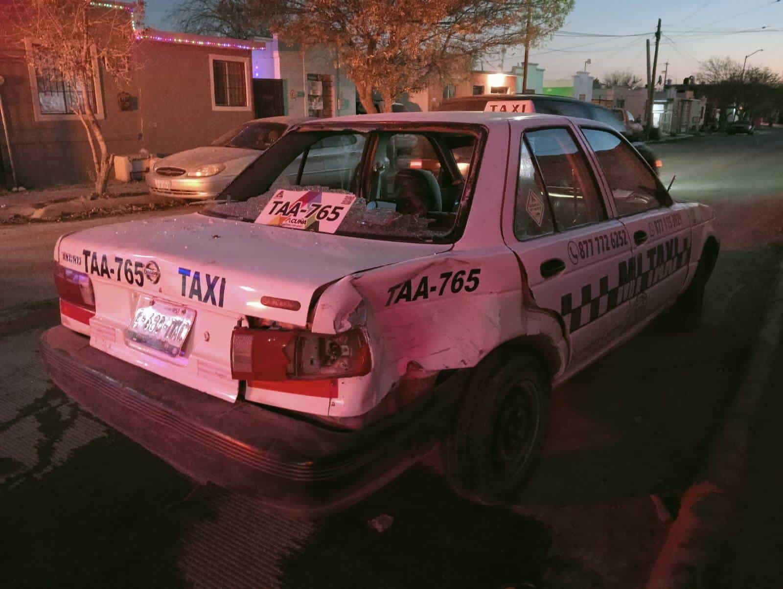 Taxi Se Lleva a Motocicleta  en la calle Aragón de Ciudad Acuña