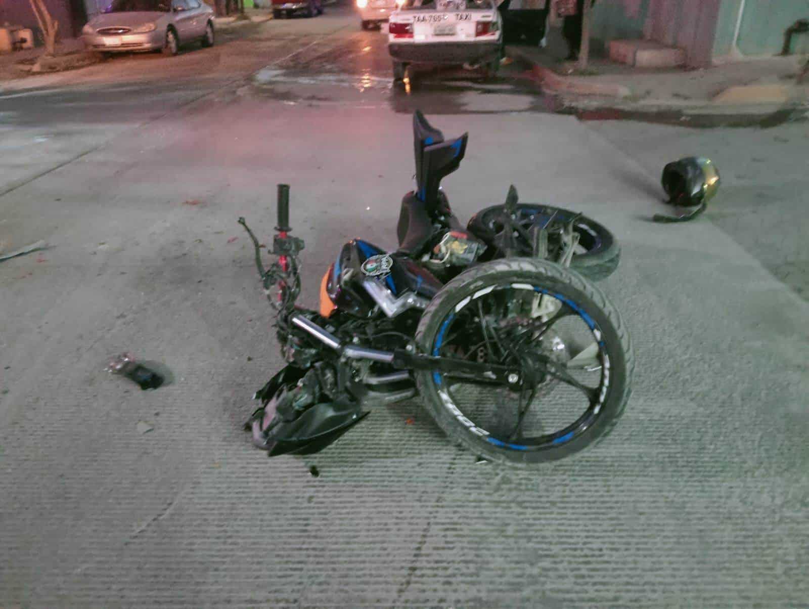 Taxi Se Lleva a Motocicleta  en la calle Aragón de Ciudad Acuña